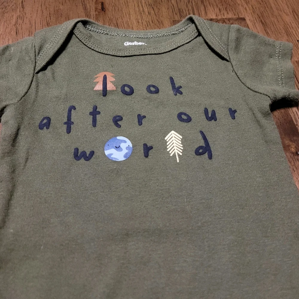 Two short‎ sleeves green Gerber 0 to 3 month onesies